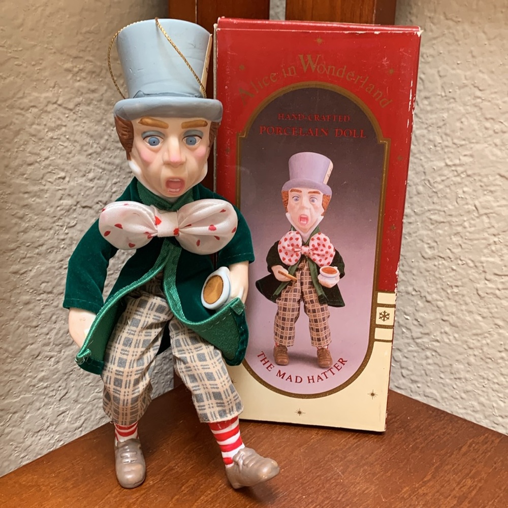 🔹Vintage..THE MAD HATTER ALICE IN WONDERLAND PORCELAIN DOLL ORNAMENT..